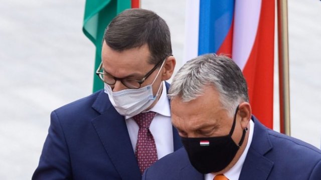 <p>
	Премиерът на Полша Матеуш Моравицки (вляво) и премиерът на Унгария Виктор Орбан (вдясно). <em>Снимка: Bloomberg LP</em></p>
