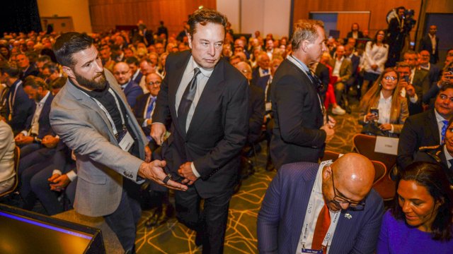 Мъск (в средата) по време на събитие в Норвегия през август. Снимка:  EPA/Carina Johansen