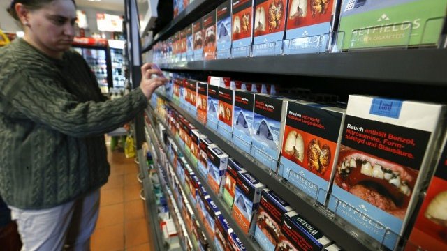 <p>
	Цигарени кутии с предупредителни надписи в Берлин. <em>Архив: Ройтерс</em></p>

