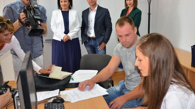 <p>
	Фермерът Мирослав&nbsp;Чилингиров от Хасково подава проект по ПРСР. <em>Снимка: МЗХ</em></p>
