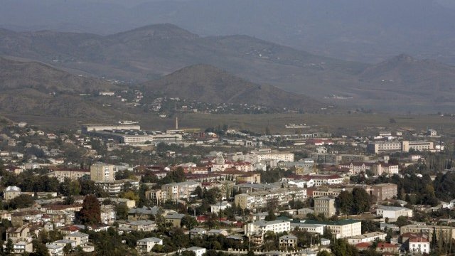 <p>
	<em>Столицата на Нагорни Карабах&nbsp;</em><em>Степанакерт</em><em>.&nbsp;</em><em>Снимка: Ройтерс</em></p>
