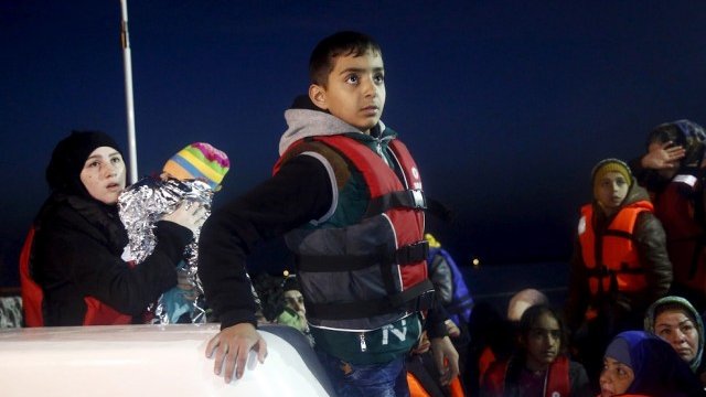 <p>
	Голяма част от пристигащите в Гърция бежанци са деца. <em>Снимка: Ройтерс</em></p>
