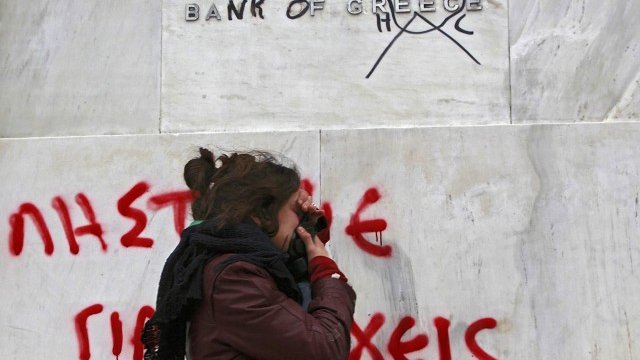 <p>
	Управляващите в Атина гласуват тежката икономическа и фискална програма въпреки продължаващата вече втори ден стачка. Снимка: Ройтерс</p>
