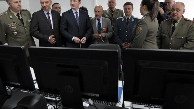 <p>
	Зам.-министърът на отбраната О. Исмаилов, началникът на отбраната ген. К. Попов и вицепрезидентът на &quot;Моторола&quot; Аксел Реттиг откриха центъра за управление на системата TETRA. <em>Снимка: БТА&nbsp;</em></p>
