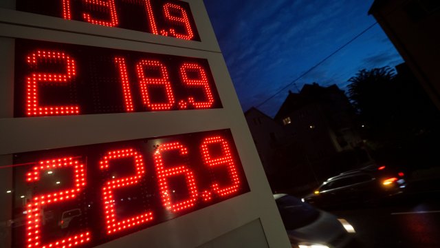 Табло на бензиностанция в Германия показва цените на горивата. Снимка: Marijan Murat/dpa