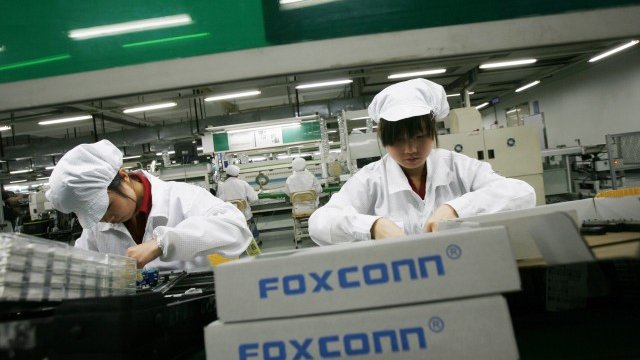 <p>
	Foxconn е най-големият доставчик на електронна продукция в света. <em>Снимка: Ройтерс</em></p>
