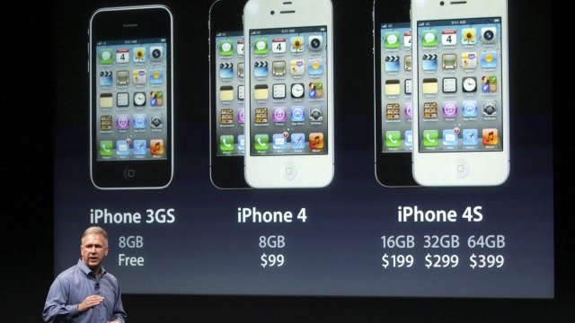 <p>
	Маркетинговият директор на Apple Филип Шилер по време на представянето на iPhone 4S. Снимка: Ройтрес</p>
