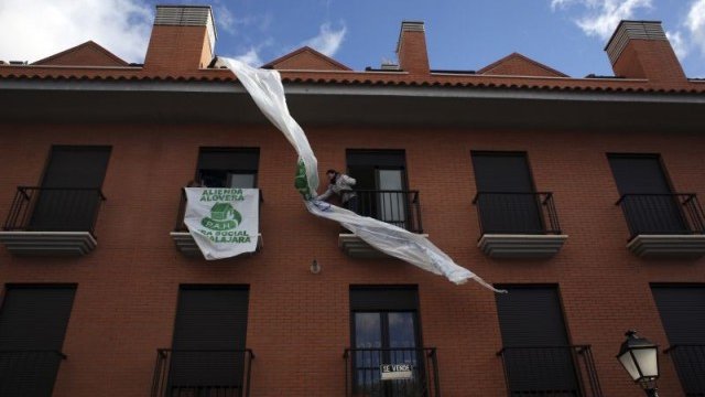 <p>
	Обществеността в Испания се противопоставя от години на практиката за принудително извеждане на собственици от имотите им заради просрочени задължения по кредити. Правителството смекчи законодателството заради кризата, но то си остава едно от най-тежките в Европа. <em>Снимка: архив, Ройтерс</em></p>
