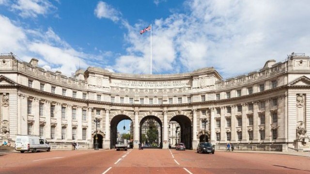 <p>
	Адмиралтейската арка. <em>Снимка: Wikipedia</em></p>
