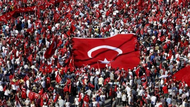 <p>
	Десетки хиляди излязоха на демонстрация в подкрепа на демокрацията в Истанбул. <em>Снимка: Ройтерс</em></p>
