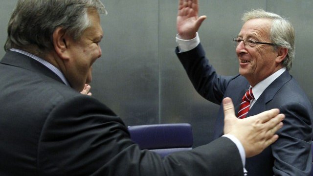 <p>
	Гръцкият финансов министър Евангелос Венизелос приема поздравления от председателя на еврогрупата Жан-Клод Юнкер. <em>Снимка: Ройтерс</em></p>
