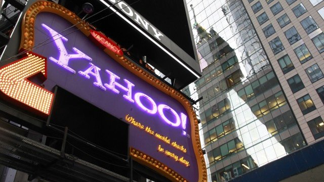 <p>
	Огромен светещ билборд на&nbsp;Yahoo на Times Square в Ню Йорк.<em> Снимка: Ройтерс</em></p>
