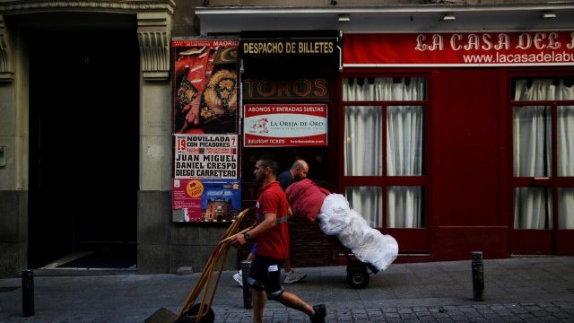 <p>
	Работници в Мадрид.&nbsp;<em>Снимка: Ройтерс</em></p>
