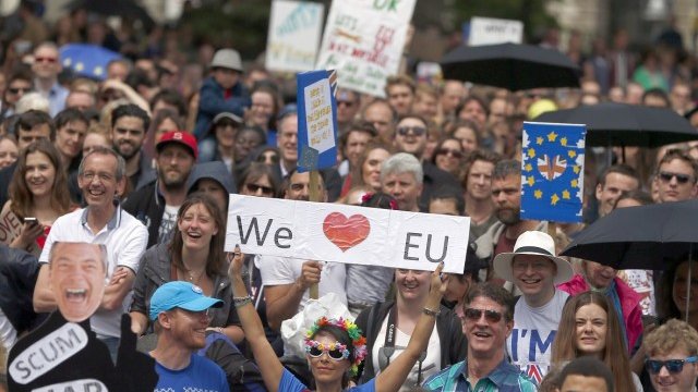 <p>
	Шествие в Лондон през юли срещу решението на Великобритания да напусне ЕС. <em>Снимка: Ройтерс</em></p>
