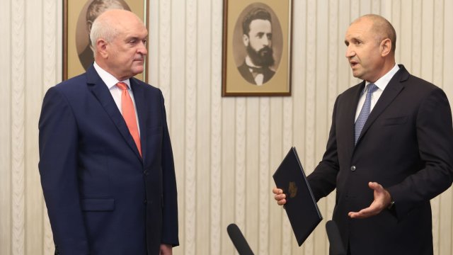 Кандидатът за служебен премиер Димитър Главчев (вляво) и президентът Румен Радев (вдясно) при връчването на мандата за съставянето на служебен кабинет. Снимка: БГНЕС/Антон Станков