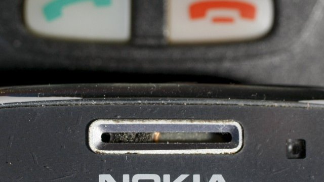 <p>
	Накъде ли ще поеме Nokia - към зелената или червената зона? <em>Снимка: Ройтерс</em></p>
