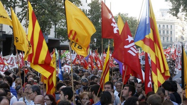 <p>
	Протести срещу мерките за икономии, наложени от правителството. <em>Снимка: Ройтерс</em></p>
