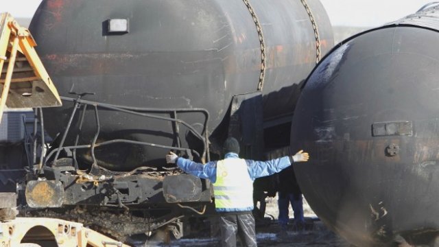 <p>
	Продължава работата транспортиране на дерайлиралите цистерни. <em>Снимка: Олег Попов, Investor Media Group</em></p>
