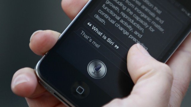 <p>
	Според ищеца Siri не разбира въпросите му и дава погрешни насоки. <em>Снимка: Ройтерс</em></p>
