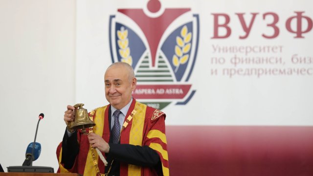 С биенето на академичния звънецчл.-кор. проф. д.ю.н. Борис Велчев обяви началото на учебната 2025/2026 година. Снимка: УЗФ