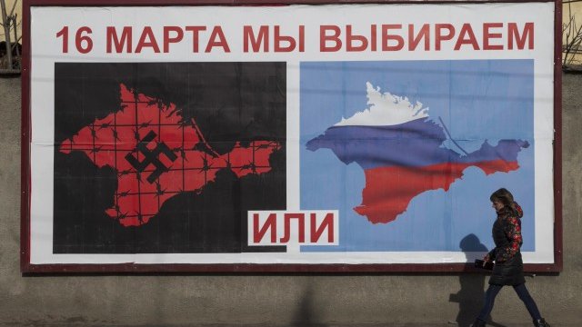 <p>
	Скандалният плакат в края на Симферопол. <em>Снимка: Ройтерс</em></p>
