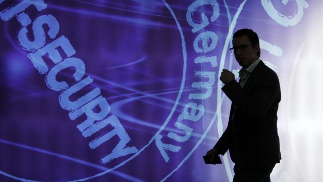 <p>
	Сигурността е една от топ темите на изложението. <em>Снимка: Ройтерс</em></p>
