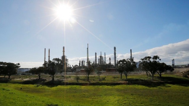 <p>
	Съоръжение на Chevron в Южна Африка.&nbsp;<em>Снимка: Ройтерс</em></p>
