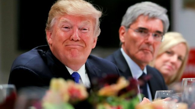 <p>
	Американският президент Доналд Тръмп по време на официална вечеря с бизнес лидери. Зад него е главният изпълнителен директор на Siemens Джо Кезер. <em>Снимка: архив Ройтерс</em></p>
