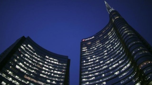 <p>
	Централата на УниКредит в Милано. <em>Снимка: Ройтерс</em></p>
