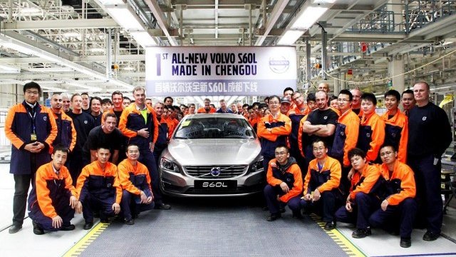 <p>
	S60 L на поточната линия в завода в Ченгду. <em>Снимка: Volvo Cars</em></p>
