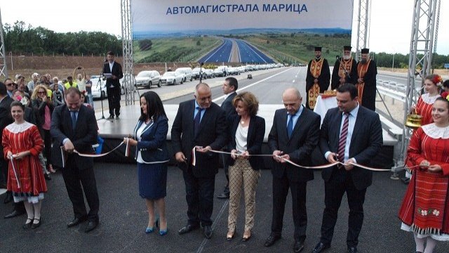 <p>
	Официалните лица прерязват лентата на новия участък от АМ Марица. Снимка: <em>АПИ</em></p>
