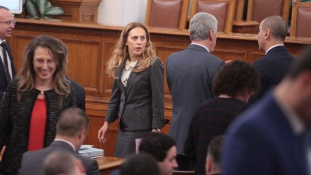 <p>
	Марияна Николова, кандидат за вицепремиер след оставката на Валери Симеонов.<em> Снимка: Димитър Кьосемарлиев, Investor Media Group</em></p>
