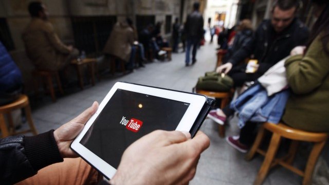 <p>
	Жител на Истанбул се опитва да се свърже с&nbsp;YouTube в кафене в турската столица. <em>Снимка: Ройтерс</em></p>
