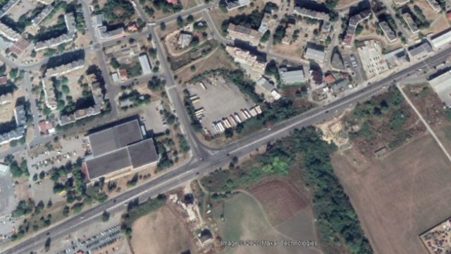 <p>
	Паркингът в средата на снимката е парцелът на &quot;Атера 1&quot; ЕООД Снимка: Google Earth</p>
