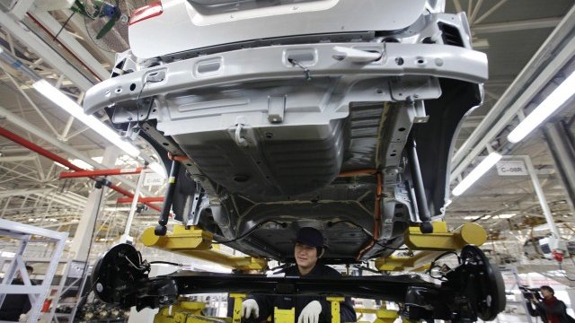 <p>
	Фабрика за автомобили на компанията Beijing Electric Vehicle Company. <em>Снимка: Ройтерс</em></p>
