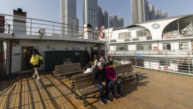 <p>
	Пътниците седят на палубата на ферибот, пресичащ река Яндзъ във Ухан, Китай. <em>Снимка: Qilai Shen / Bloomberg</em></p>
