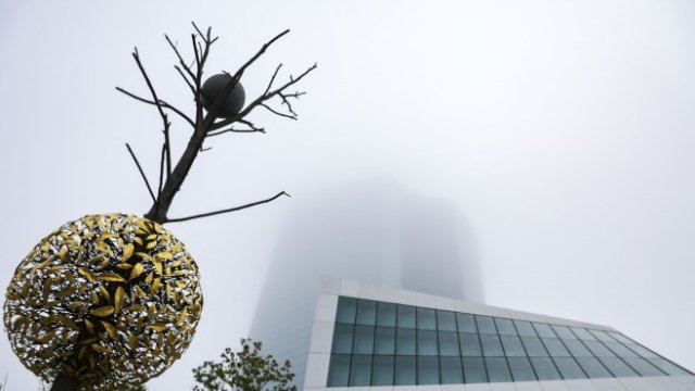 <p>
	Мъгла обгръща сградата на ЕЦБ във Франкфурт. <em>Снимка: Alex Kraus/Bloomberg</em></p>
