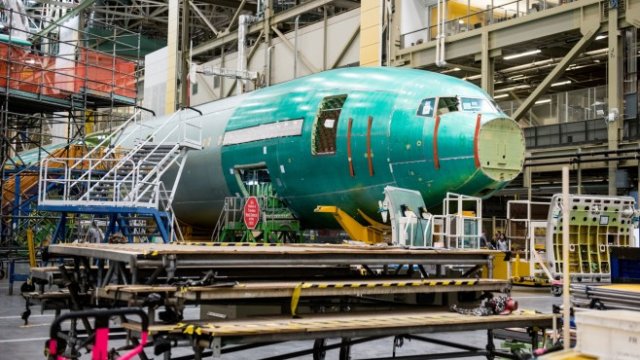 <p>
	Самолет от модела 777X се произвежда в завода на Boeing в Еверет, Вашингтон. <em>Снимка: Chona Kasinger/Bloomberg</em></p>
