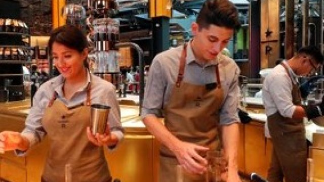<p>
	Служители приготвят кафе в новото заведение на Starbucks в Милано.&nbsp;<em>Снимка: Ройтерс</em></p>
