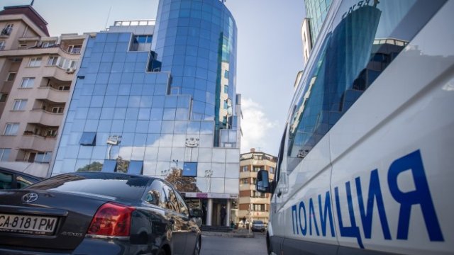 <p>
	Акция на прокуратурата в офиси на &quot;Винпром Карнобат&quot;. <em>Снимка: Димитър Кьосемарлиев, Investor Media Group</em></p>

