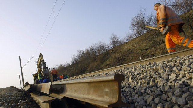 <p>
	Изпълнението на повечето от жп проектите върви по план. <em>Снимка: архив Ройтерс</em></p>
