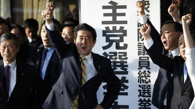 <p>
	Шиндзо Абе и членове на парията му след разпускането на долната камара. <em>Снимка: Ройтерс</em></p>
