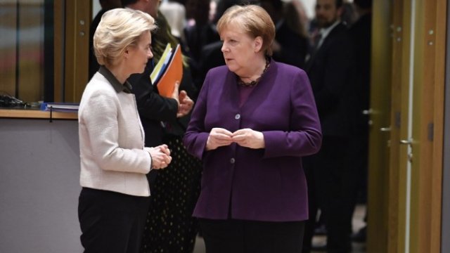 <p>
	Втори ден от лидерската среща в Брюксел. Германският канцлер Ангела Меркел (вдясно) и председателят на ЕК Урсула фон дер Лайен (вляво).&nbsp;<em>Снимка: Geert Vanden Wijngaert/Bloomberg</em></p>
<p>
	&nbsp;</p>
