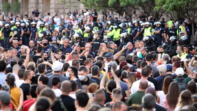 <p>
	Кадър от протестите срещу правителството "Борисов 3".&nbsp;<em font-size:="" pt="" style="color: rgb(102, 102, 102); font-family: ">Снимка: Димитър Кьосемарлиев/Investor Media Group</em></p>
