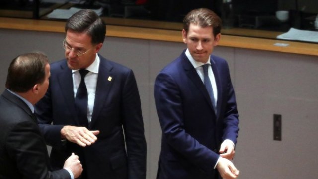 <p>
	Шведският премиер Стефан Ловен, холандският премиер Марк Рте и канцлерът на Австрия Себастиан Курц присъстват на втория ден на специалнаta среща на върха на Европейския съвет в Брюксел, Белгия. <em>Снимка: EPA / YVES HERMAN / POOL</em></p>

