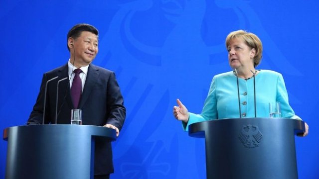 <p>
	Президентът на Китай Си Дзинпин с канцлера на Германия Ангела Меркел.<em> Снимка: Krisztian Bocsi/Bloomberg</em></p>
