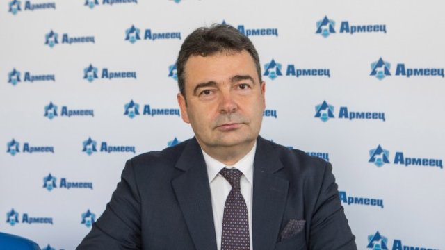 <p>
	Изпълнителният директор на ЗАД &bdquo;Армеец&ldquo; Константин Велев. <em>Снимка: Армеец</em></p>
