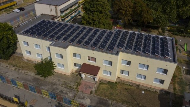 <p>
	<em>Соларна централа на покрива на детска градина в Пазарджик, изградена от EVN България. Снимка: EVN България</em></p>
