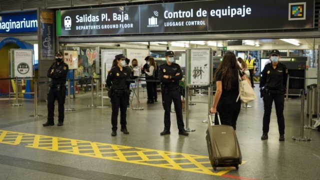 <p>
	Испания обяви състояние на извънредно положение в Мадрид. <em>Снимка: Bloomberg LP</em></p>
