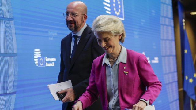 Председателят на ЕК Урсула фон дер Лайен (вдясно) и председателят на Съвета на ЕС Шарл Мишел. Снимка: EPA/OLIVIER HOSLET